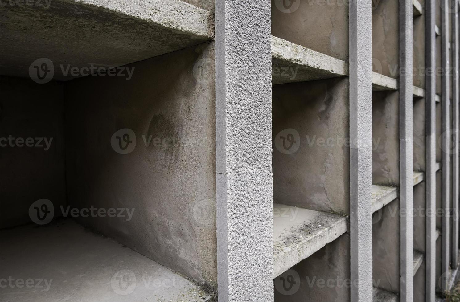 niches vides dans un cimetière photo