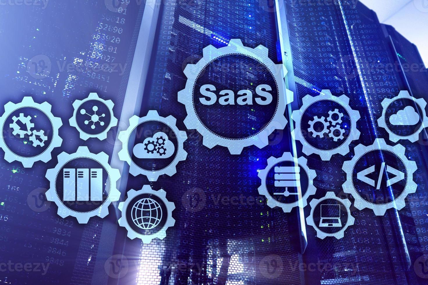 logiciel en tant que service saas. notion de logiciel. modèle de technologie moderne sur fond de salle de serveur à écran virtuel. logiciel à la demande photo