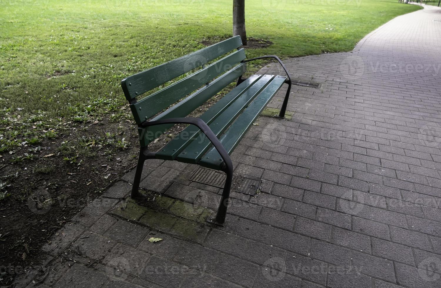 banc en bois dans le parc photo