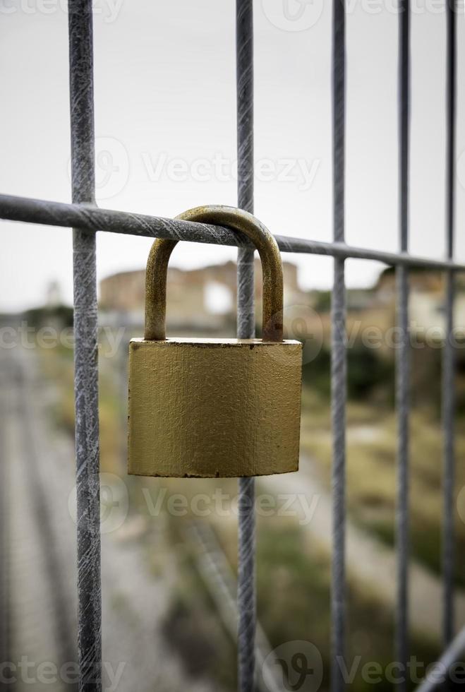 cadenas sur une clôture métallique photo