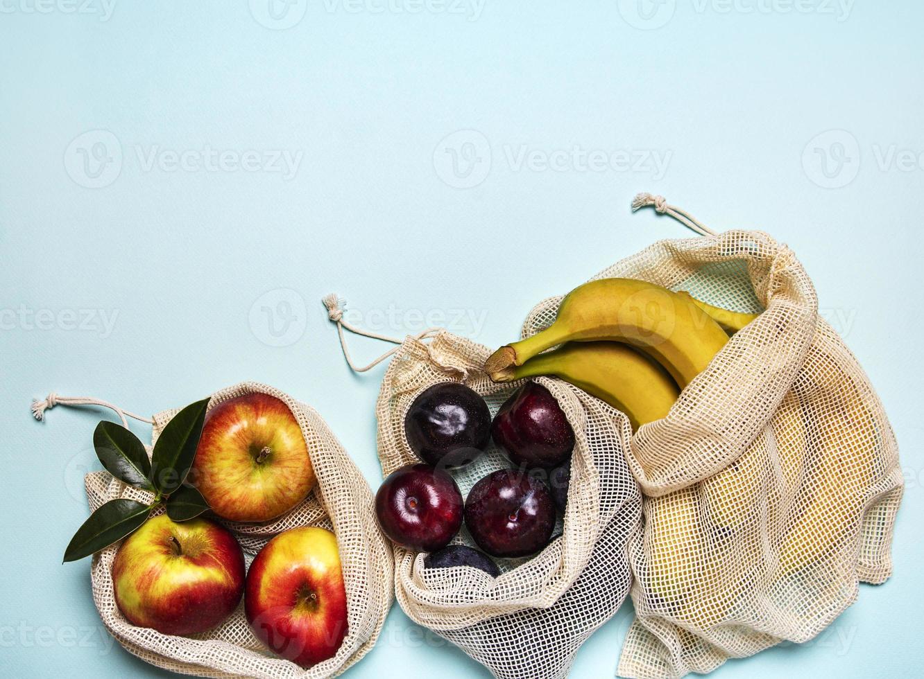 sacs à provisions en filet avec des fruits photo