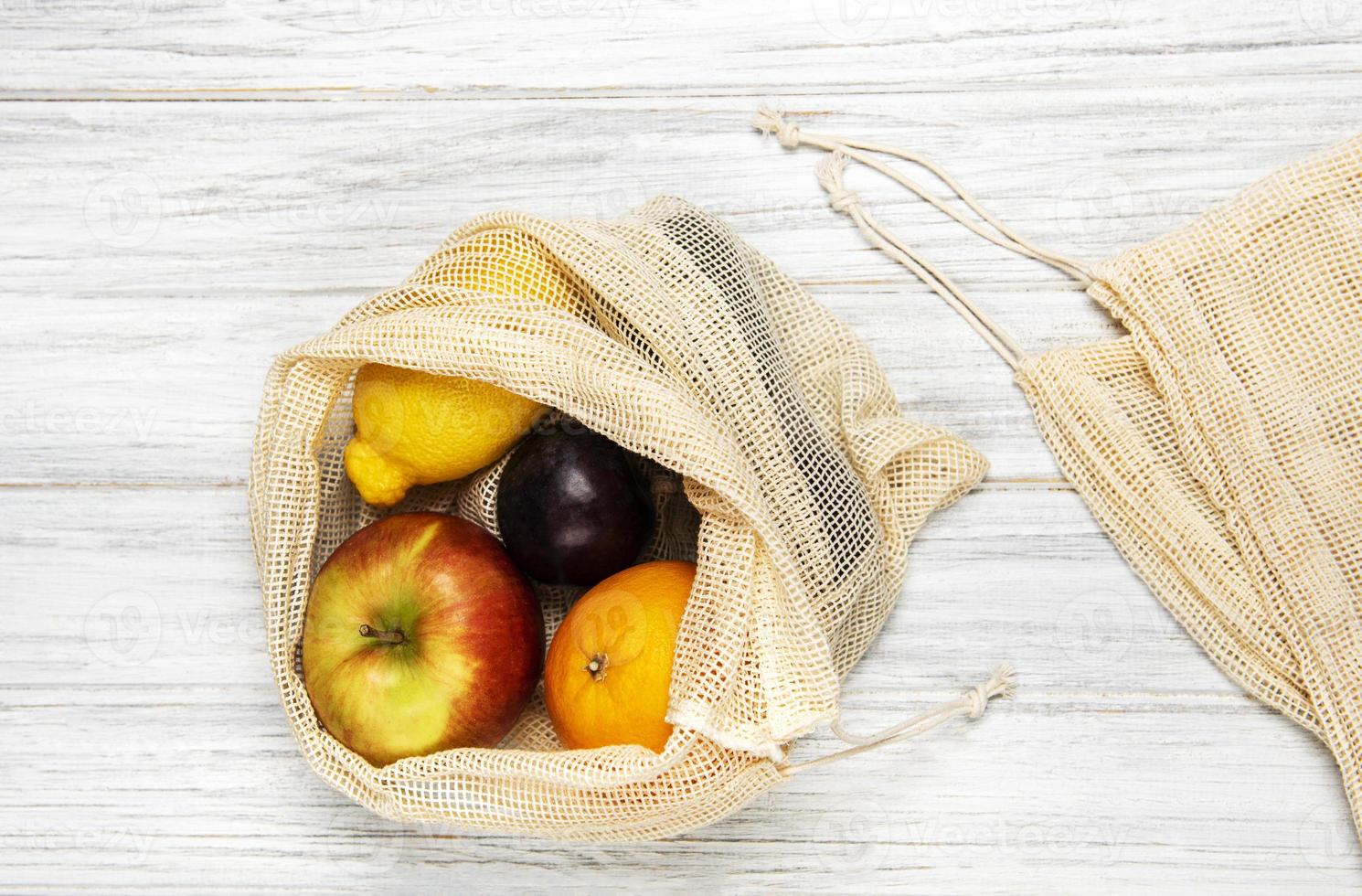 sac à provisions en filet avec des fruits photo