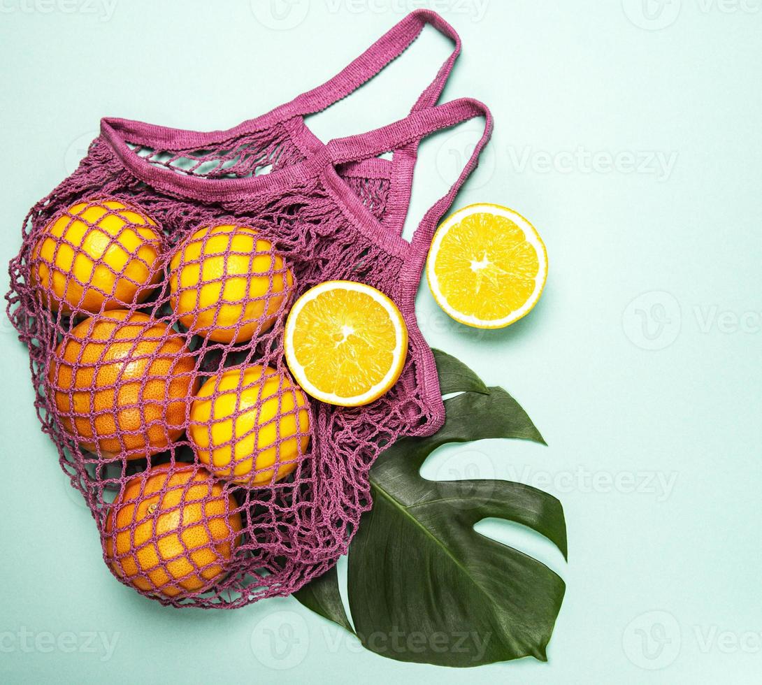 sac à provisions en filet avec des oranges photo