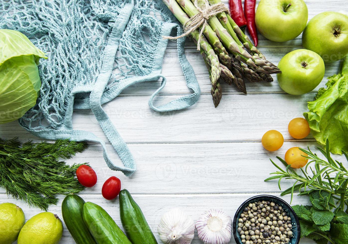 légumes et fruits frais avec un sac à cordes photo