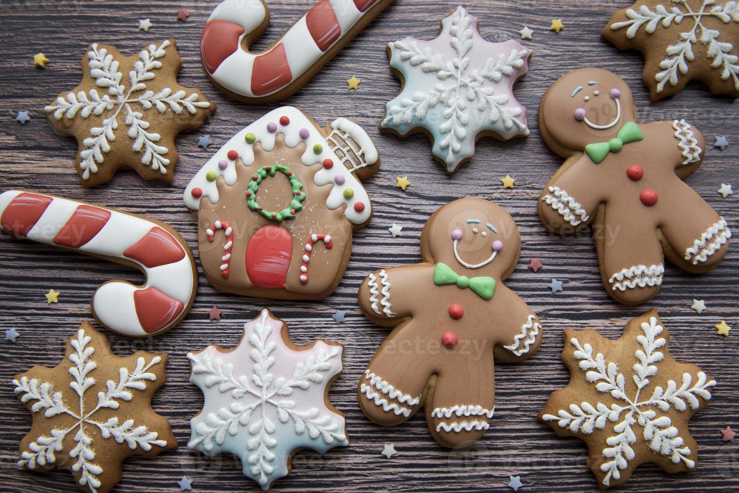 Biscuits de pain d'épice de Noël sur fond de bois photo