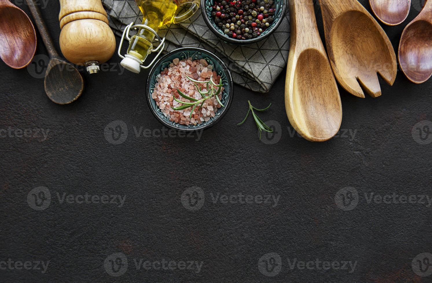 vieux ustensiles de cuisine en bois et épices comme bordure photo