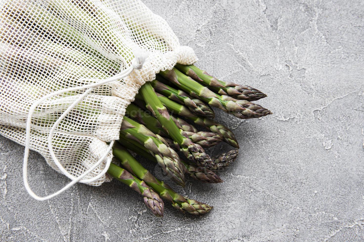 tiges d'asperges dans un sac en filet écologique photo