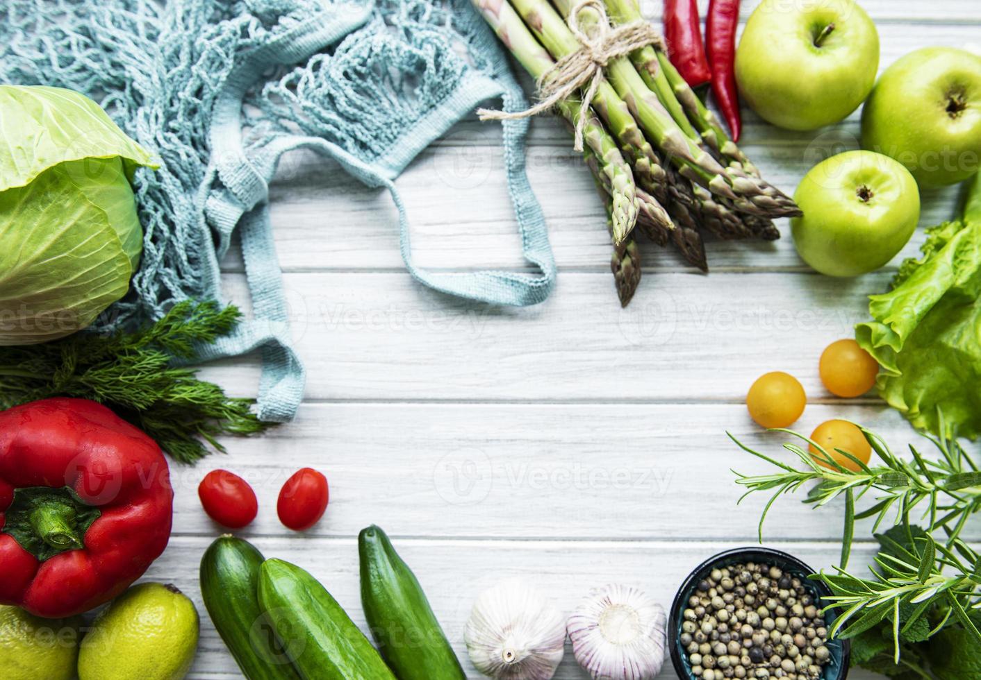 légumes et fruits frais avec un sac à cordes photo