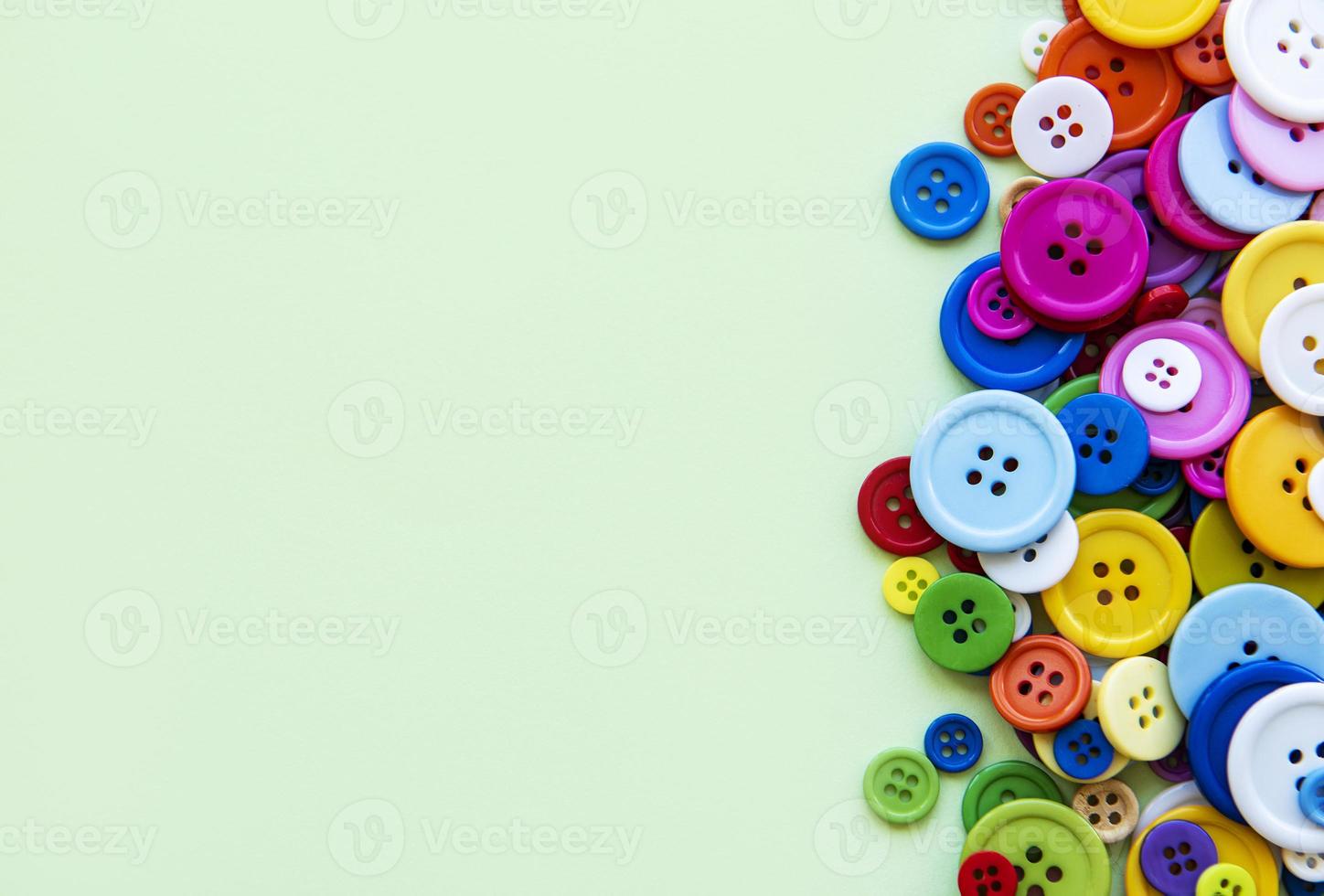 boutons de couture sur fond pastel vert photo
