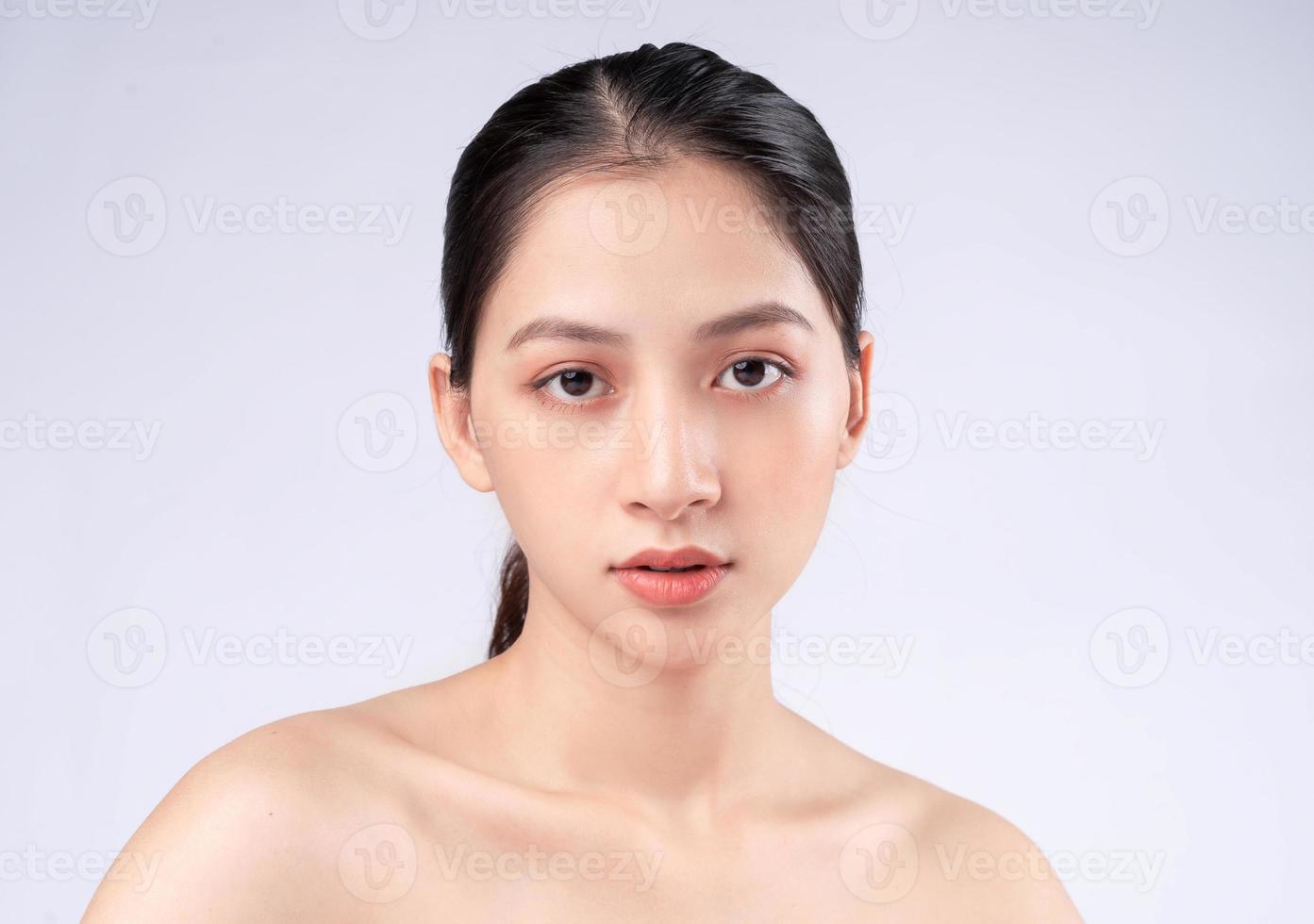 jolie jeune femme asiatique avec une peau jeune. soins du visage, traitement du visage, peau de beauté femme isolée sur fond blanc. cosmétologie, beauté de la peau et concept cosmétique photo