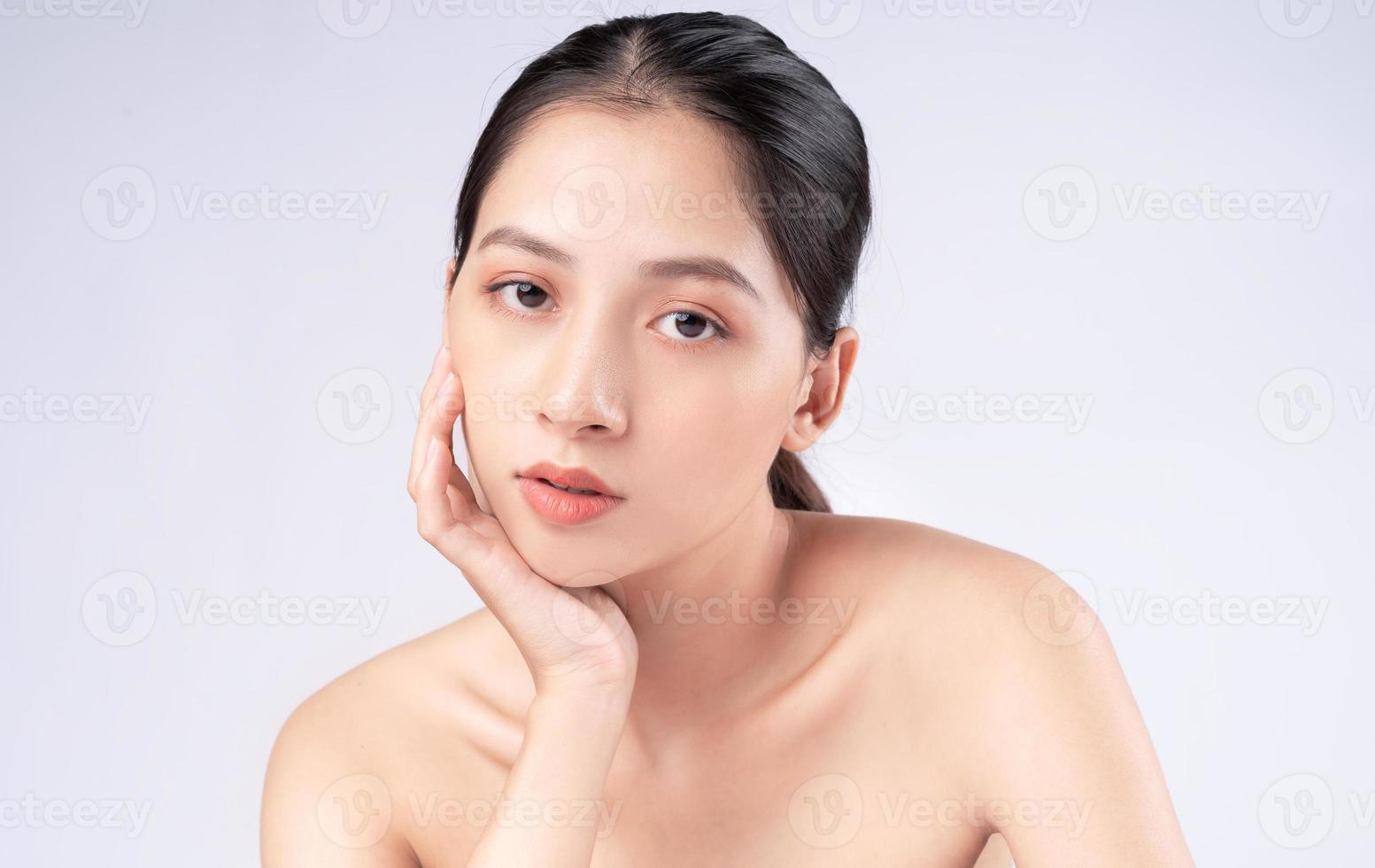 jolie jeune femme asiatique avec une peau jeune. soins du visage, traitement du visage, peau de beauté femme isolée sur fond blanc. cosmétologie, beauté de la peau et concept cosmétique photo