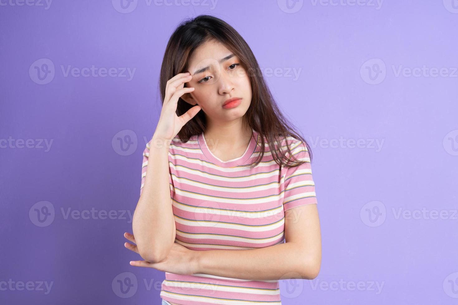 beau portrait de femme asiatique, isolé sur fond violet photo