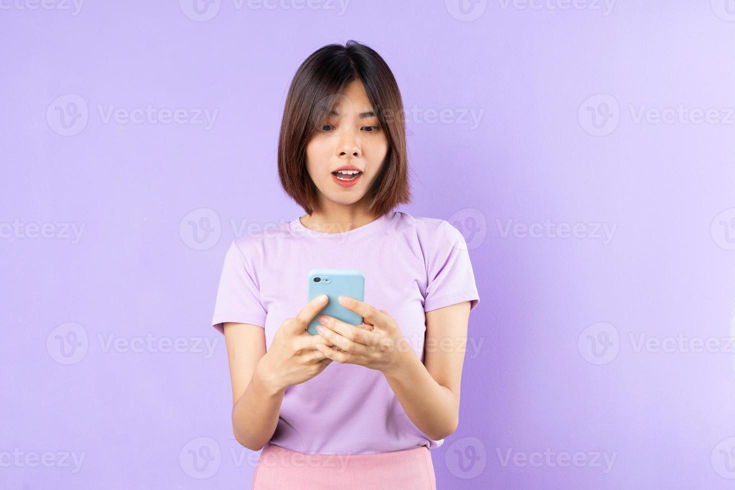 beau portrait de femme asiatique, isolé sur fond violet photo