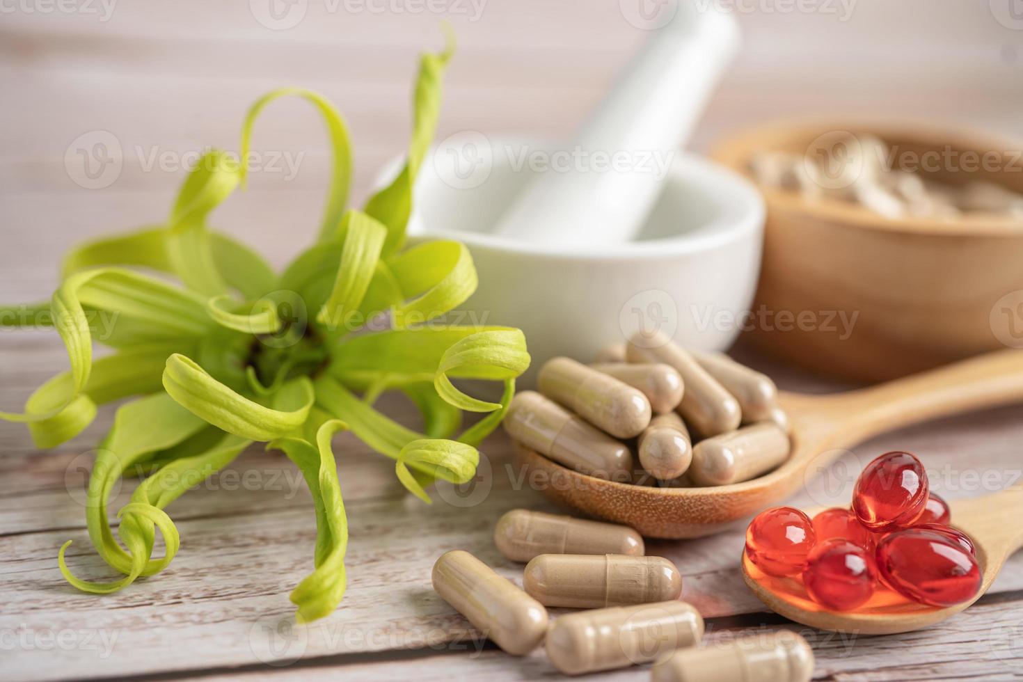 médecine alternative nature capsule organique à base de plantes, médicament avec des suppléments naturels de feuilles d'herbes pour une bonne vie saine. photo