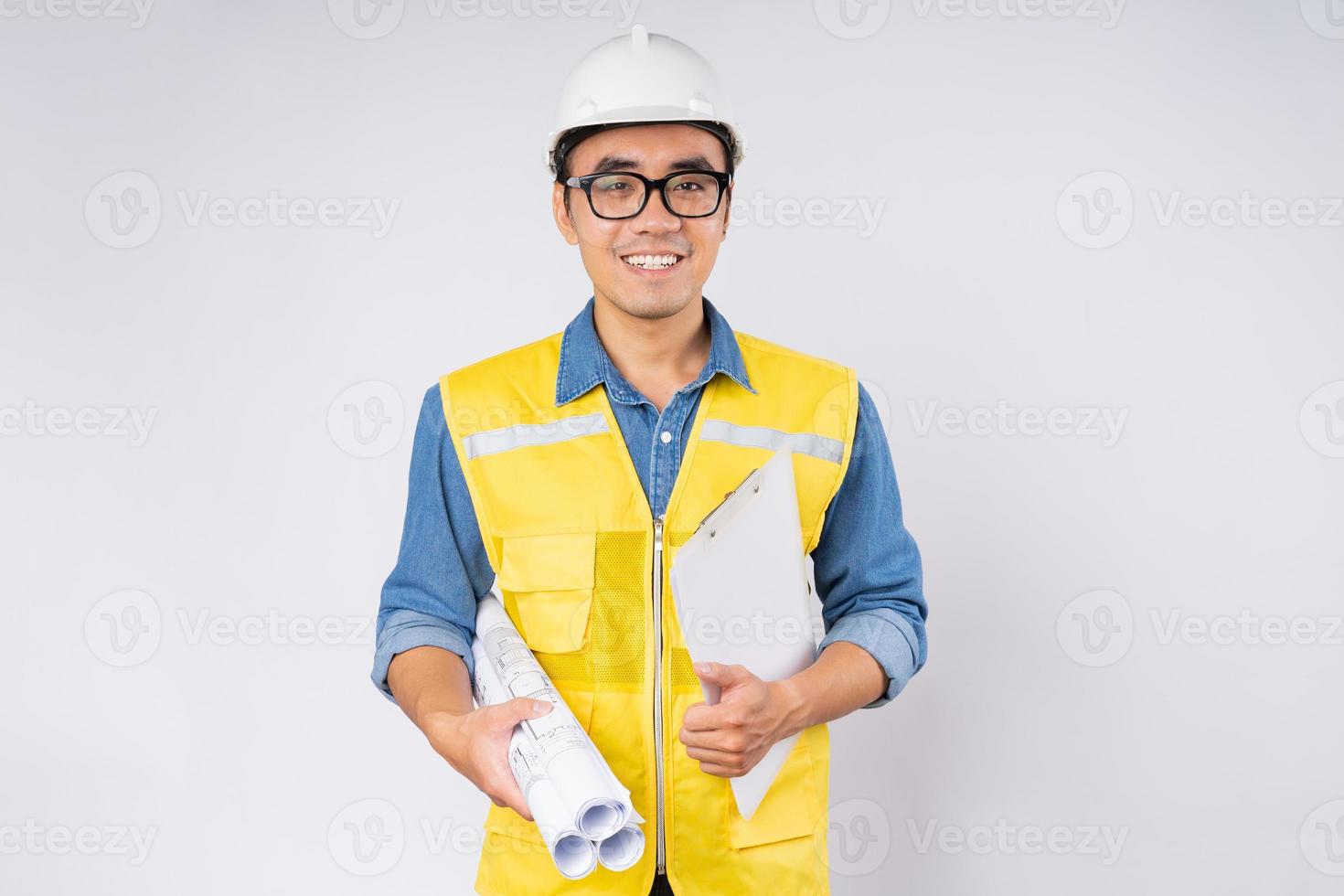souriant jeune ingénieur civil asiatique portant un casque casque debout sur fond blanc isolé. concept de service mécanique. photo