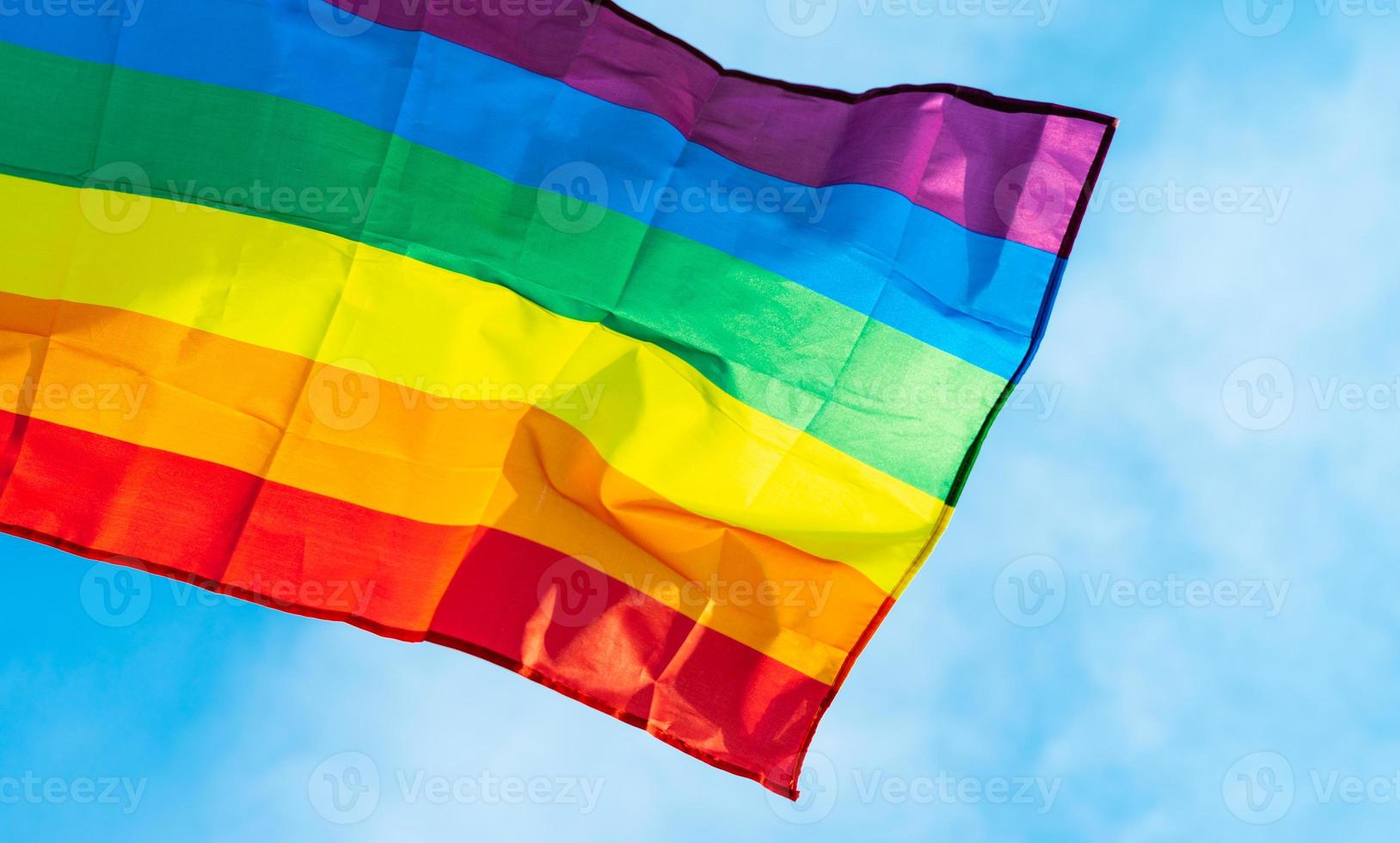 image du drapeau lgbt flottant dans le ciel bleu photo