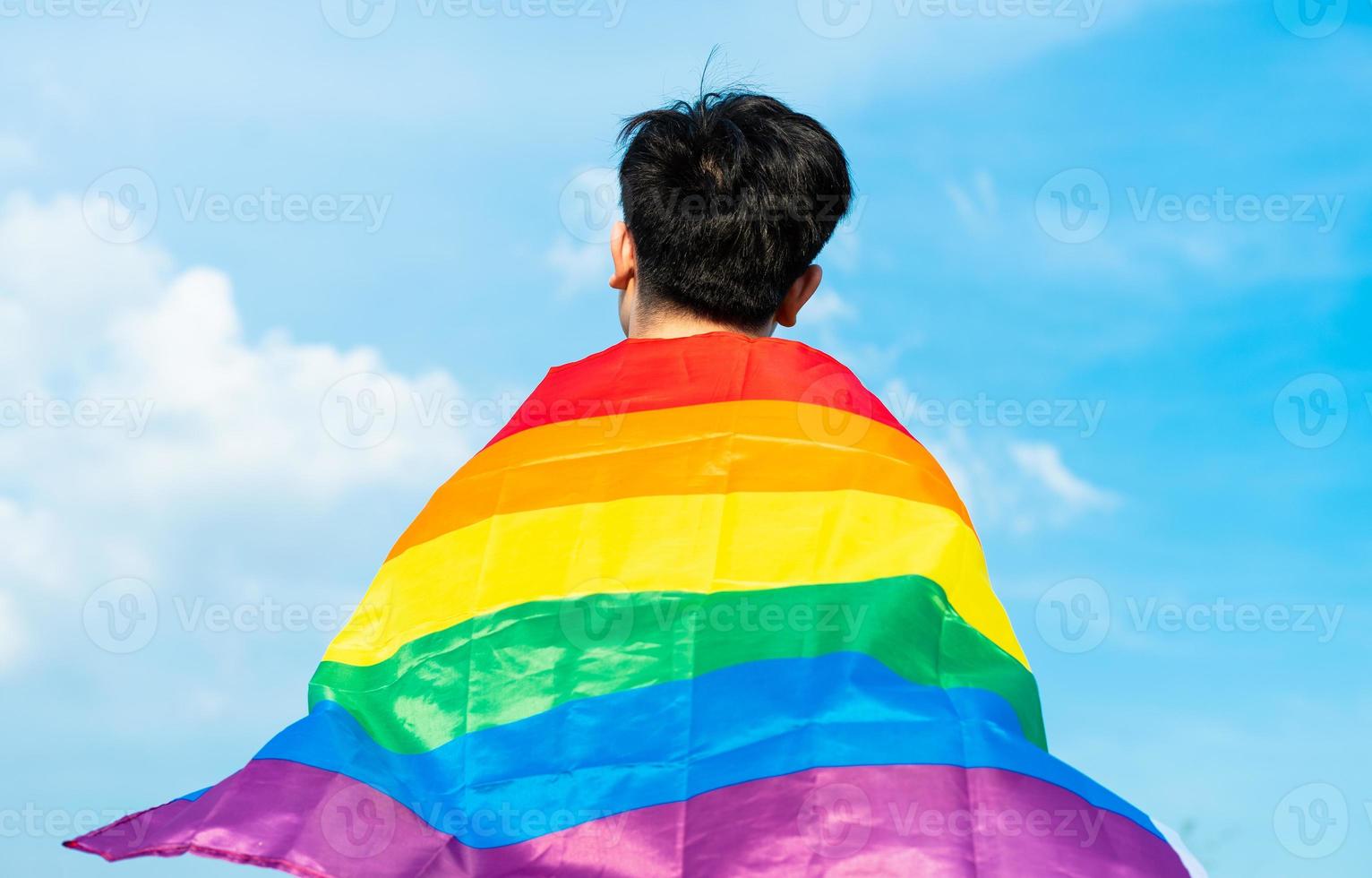 La silhouette abstraite de l'homme gay sur l'épaule est un drapeau lgbt photo