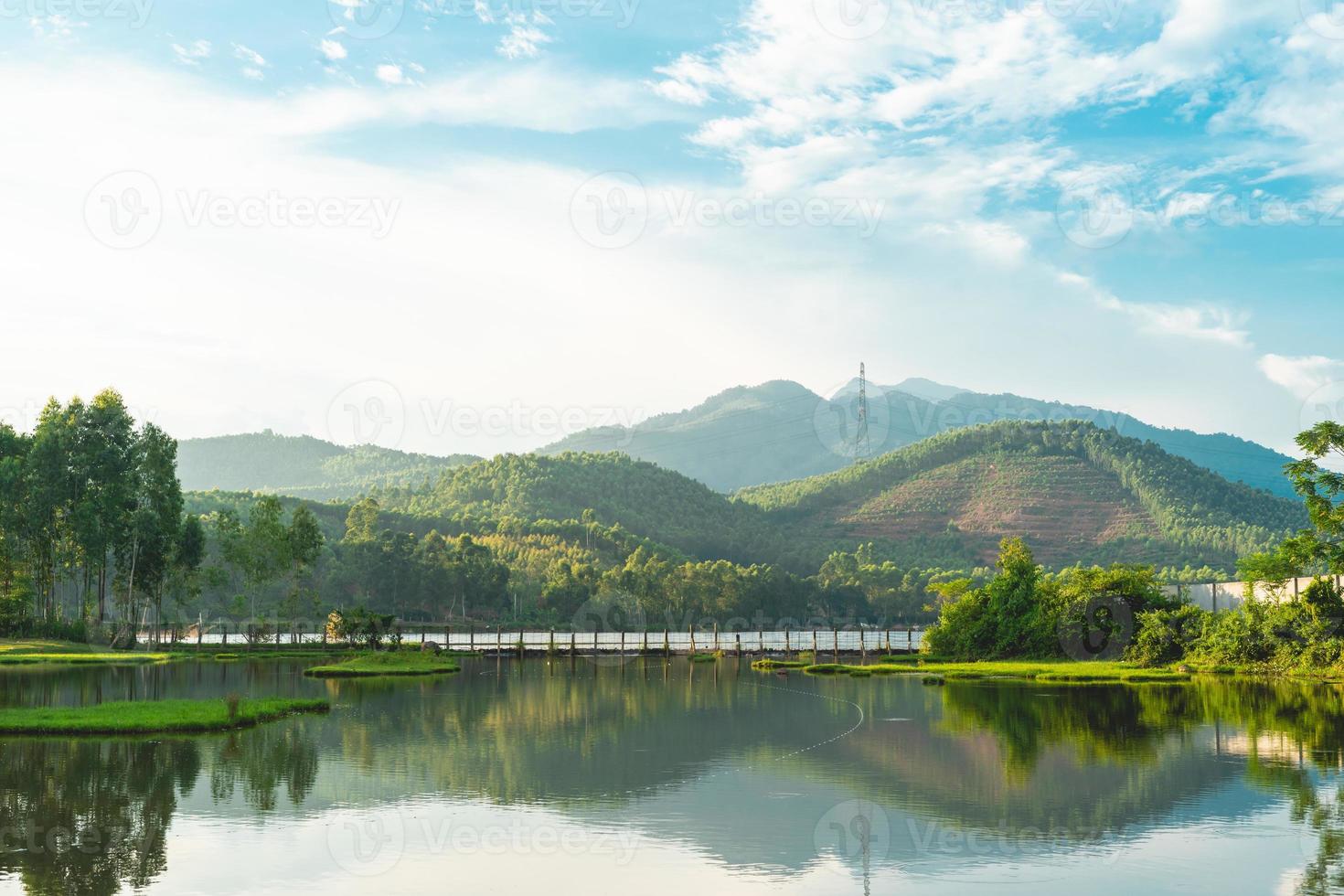 paysages naturels de montagnes et de forêts au vietnam photo