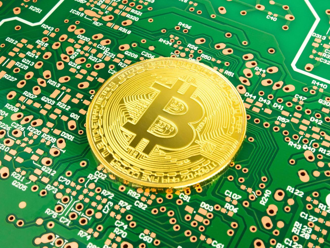 crypto-monnaie bitcoin dorée sur carte de circuit informatique, cartes de circuits imprimés, pcb photo