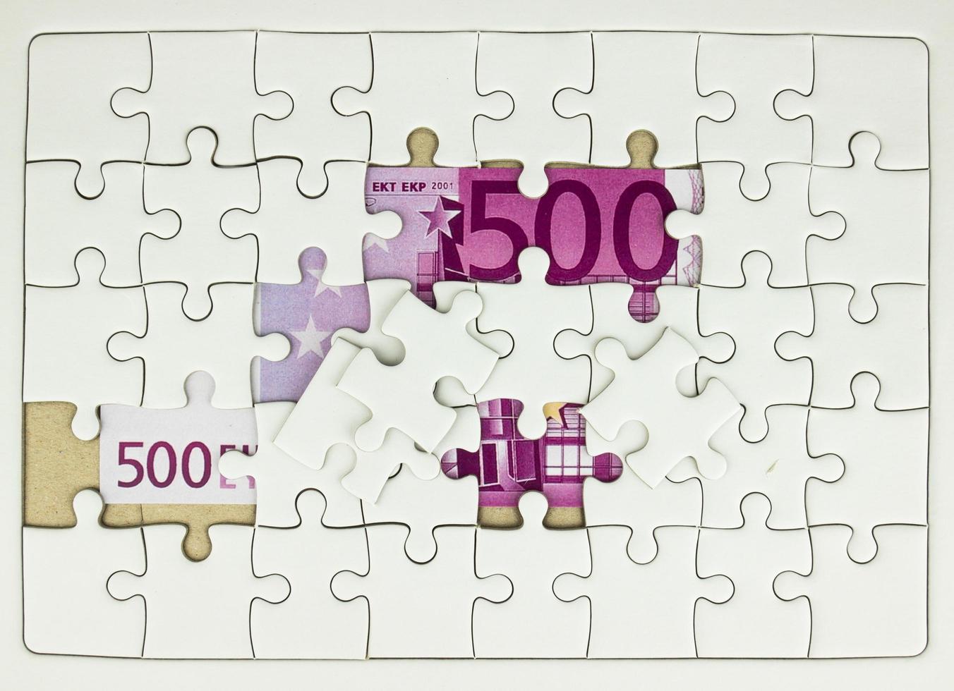 pièces de puzzle manquantes sur cinq cents billets de 500 euros arrière-plan, concept de solution d'entreprise, concept clé du succès photo