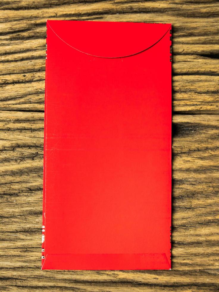 enveloppe rouge sur fond en bois avec février pour cadeau nouvel an chinois photo