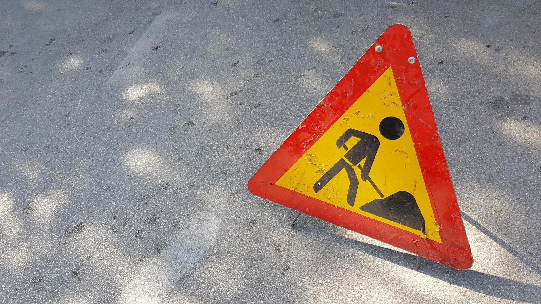 hommes au travail, panneau de signalisation photo