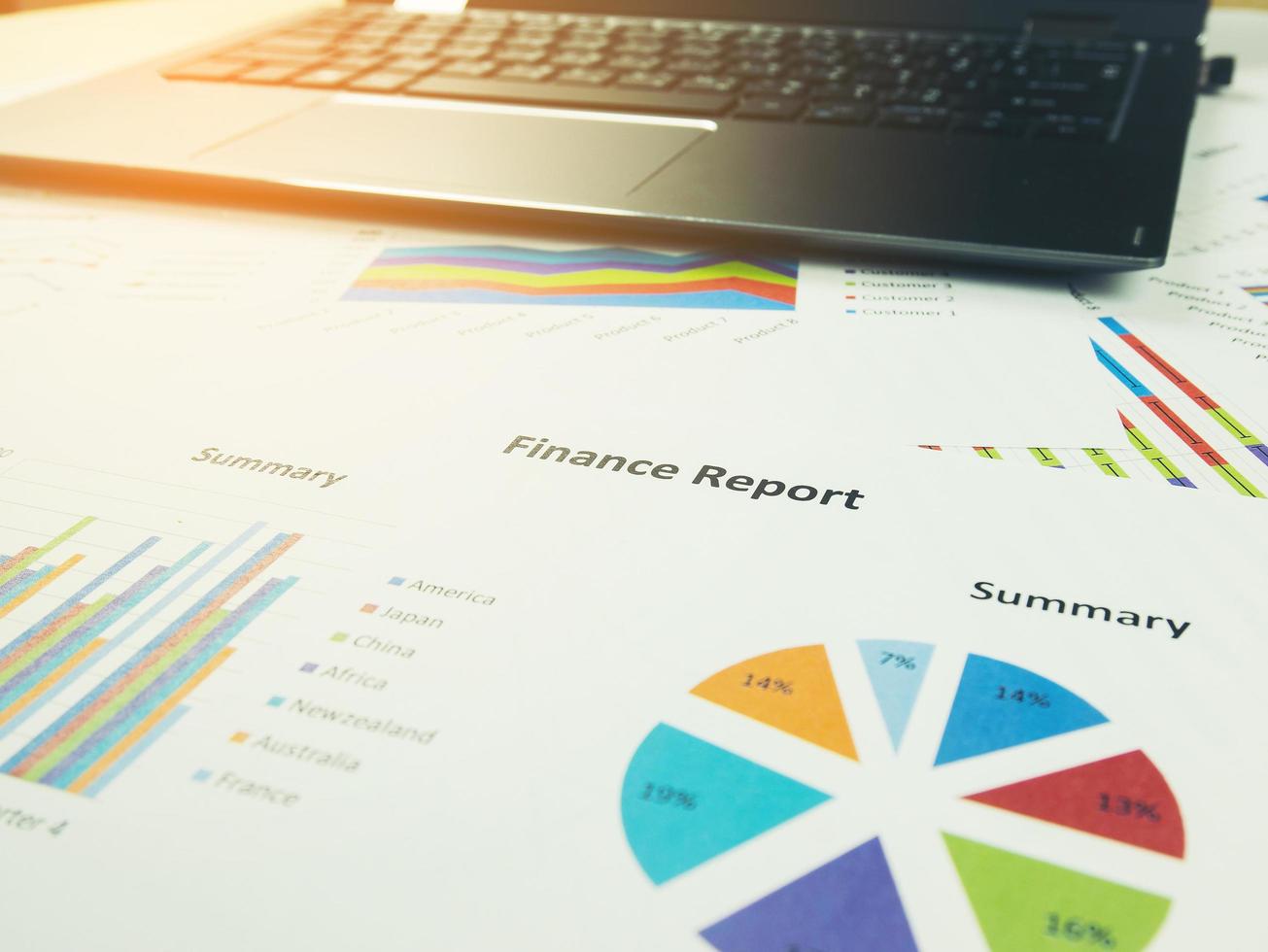 graphique de rapport d'activité et analyse de graphique financier avec ordinateur portable sur la table photo