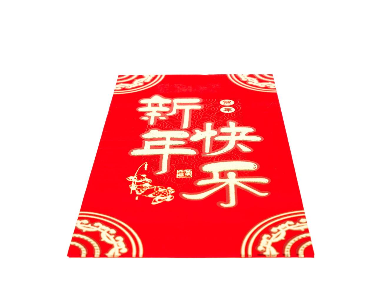 enveloppe rouge isolée sur fond blanc pour cadeau nouvel an chinois. texte chinois sur enveloppe signifiant joyeux nouvel an chinois photo