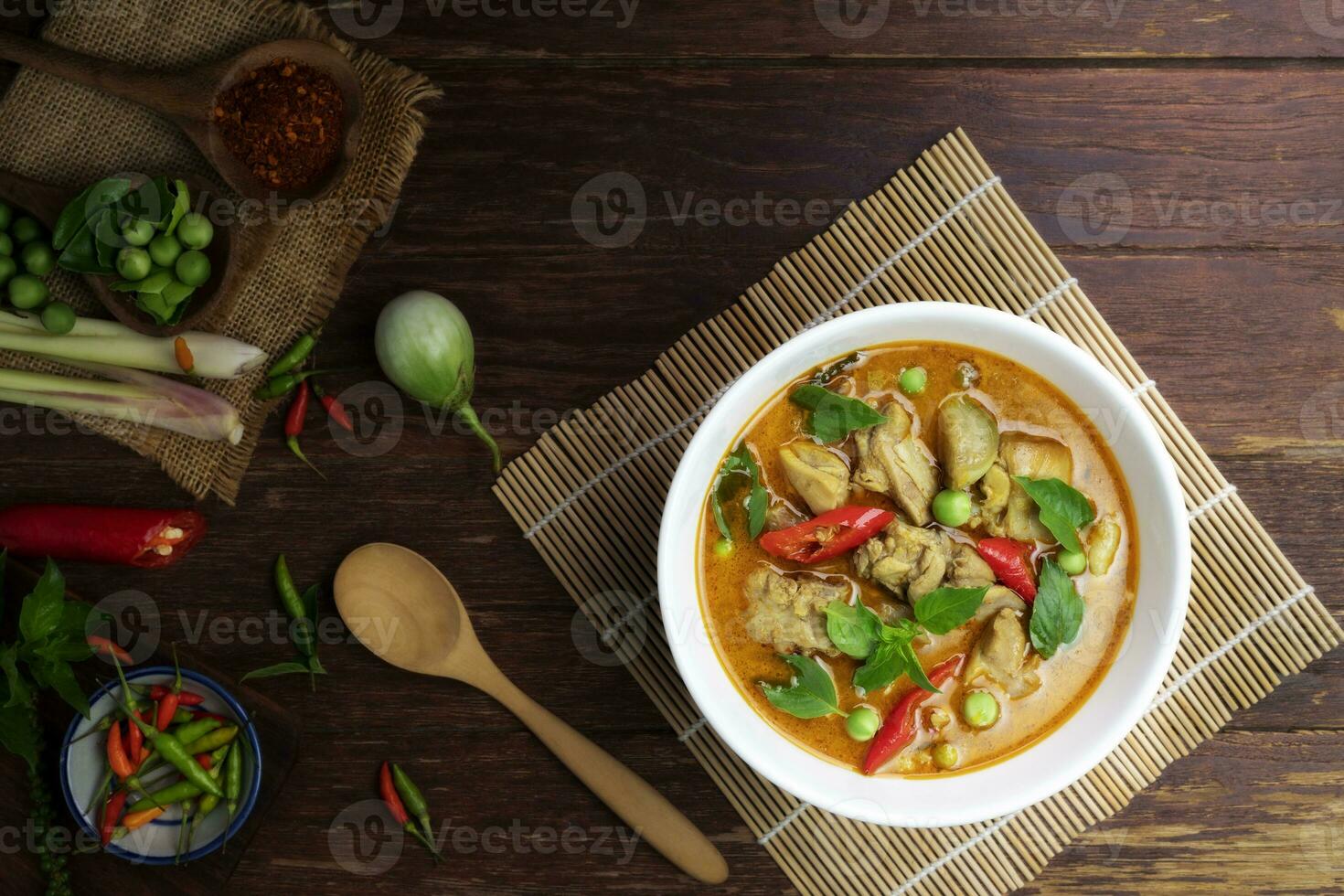 poulet vert curry asiatique nourriture, du boeuf vert curry thaïlandais nourriture sur une soupe bol avec une mélange de herbes, des légumes et thaïlandais rouge Chili épices. Haut voir. photo