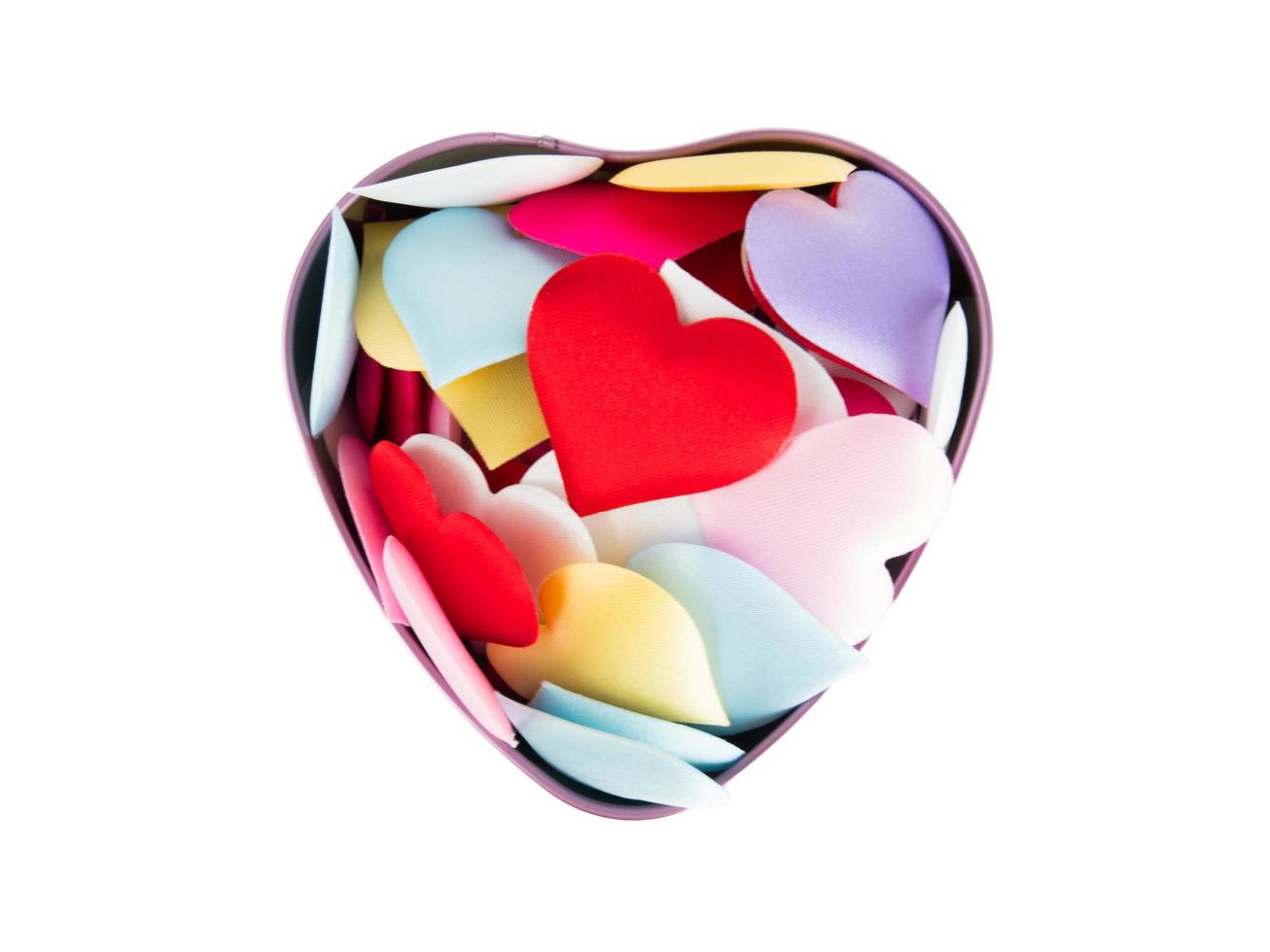 boîte coeur avec mini coeurs colorés isolés sur fond blanc, décorations de la Saint-Valentin, divers coeurs, chemin de détourage photo