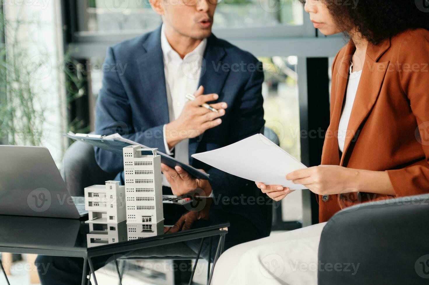 agent de courtage immobilier présentant et consultant le client pour la prise de décision signant un accord de formulaire d'assurance, modèle de maison, concernant l'offre de prêt hypothécaire photo