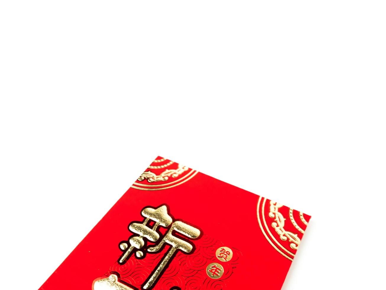 enveloppe rouge isolée sur fond blanc pour cadeau nouvel an chinois. texte chinois sur enveloppe signifiant joyeux nouvel an chinois photo