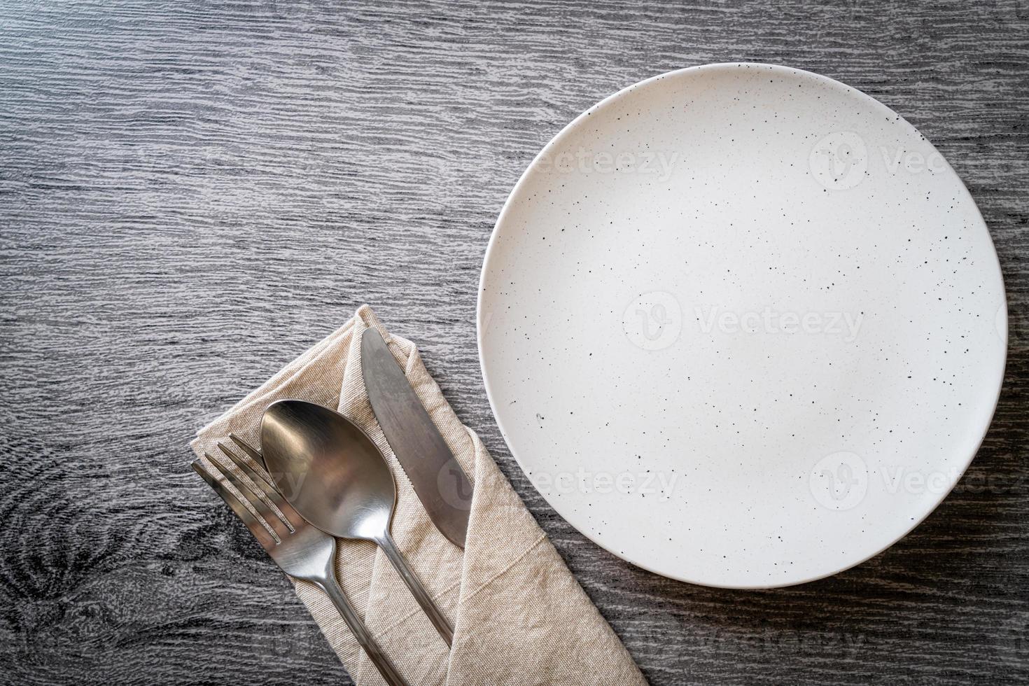assiette ou plat vide avec couteau, fourchette et cuillère photo