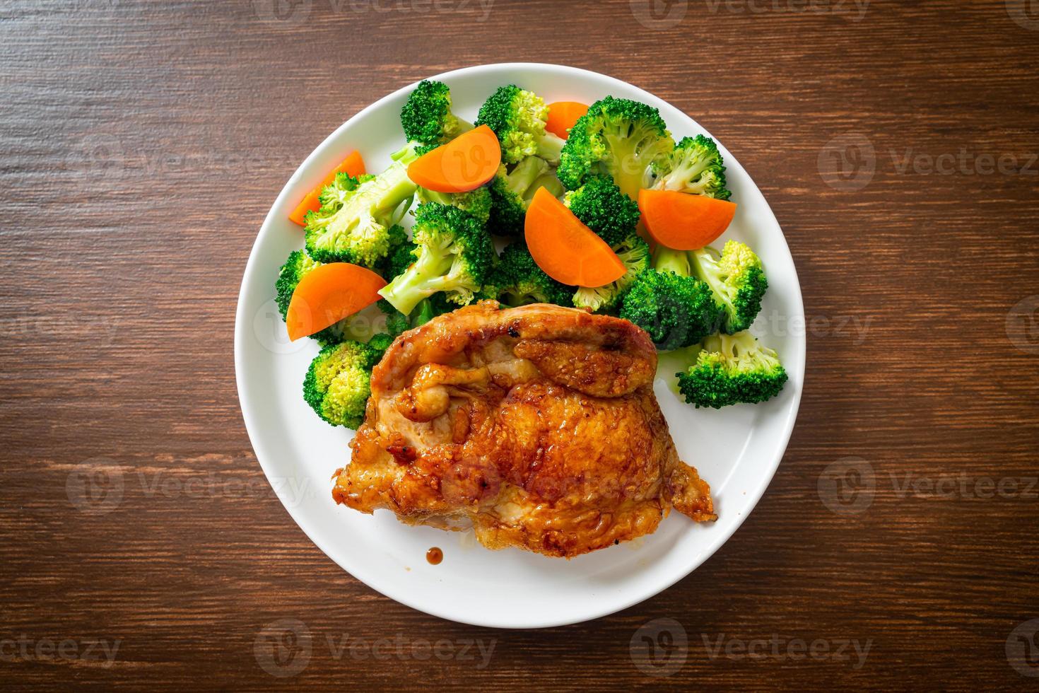 steak de poulet aux brocolis et carottes photo