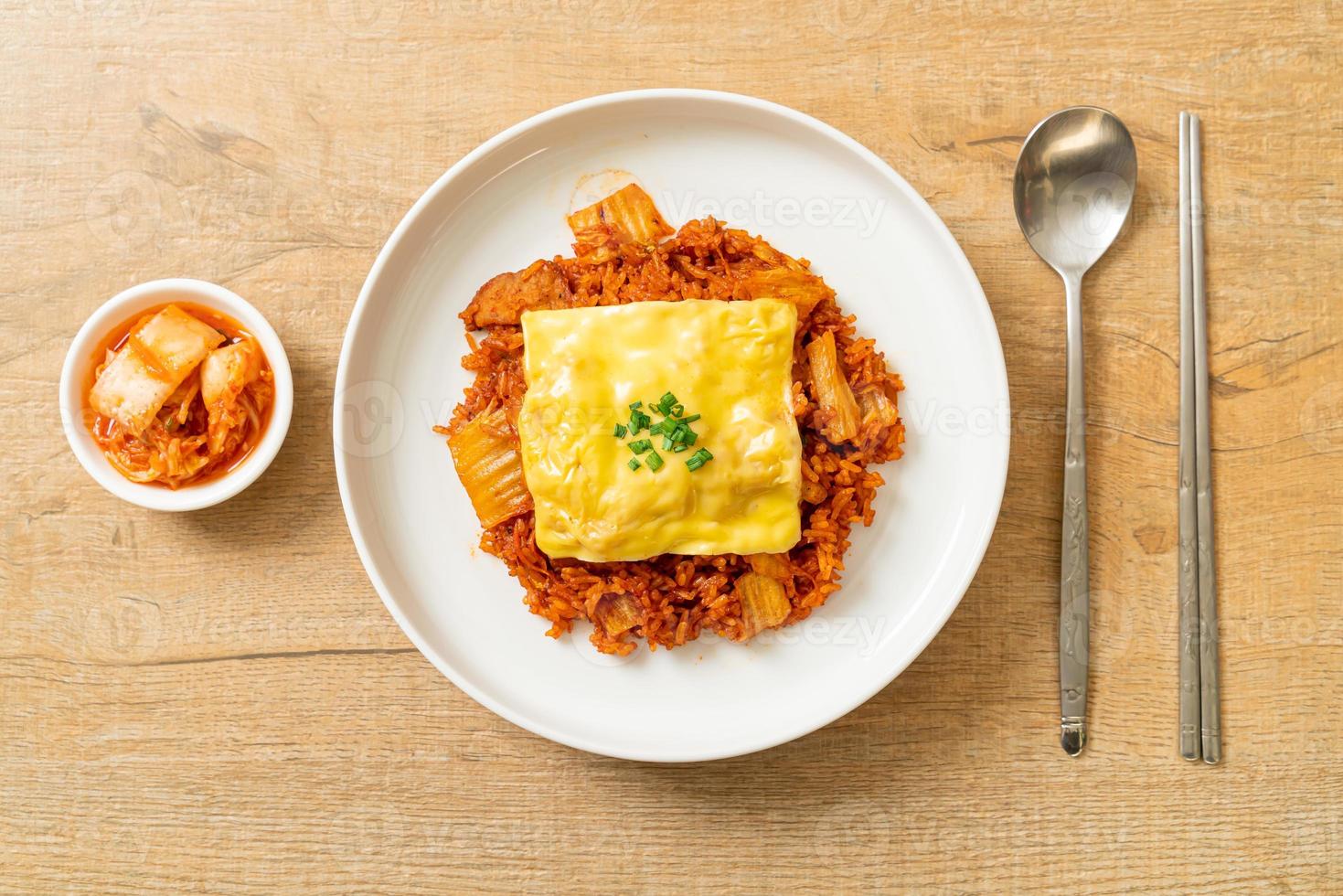 riz frit au kimchi avec porc et fromage garni photo