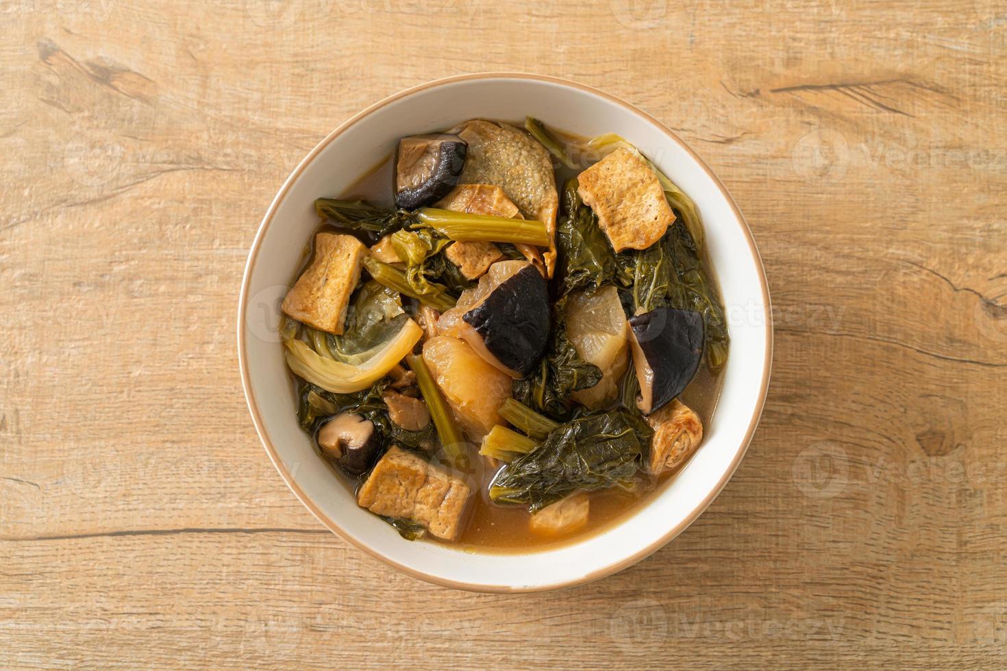 ragoût de légumes chinois au tofu ou soupe de mélange de légumes photo