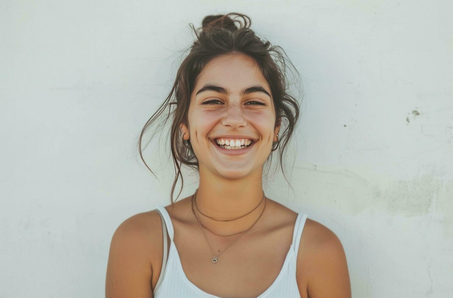 ai généré souriant content femme en riant dans studio portrait photo