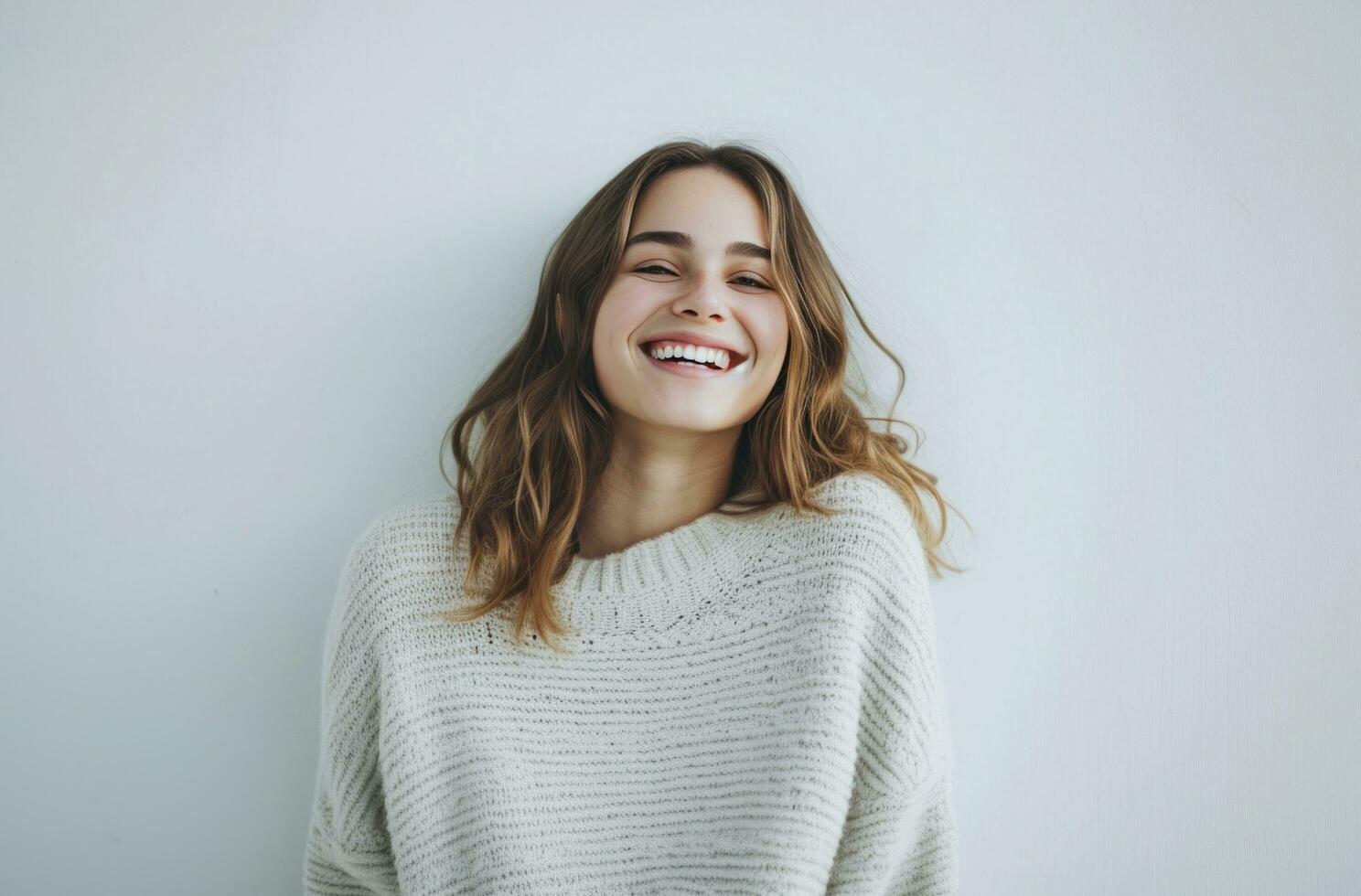 ai généré souriant content femme en riant dans studio portrait photo