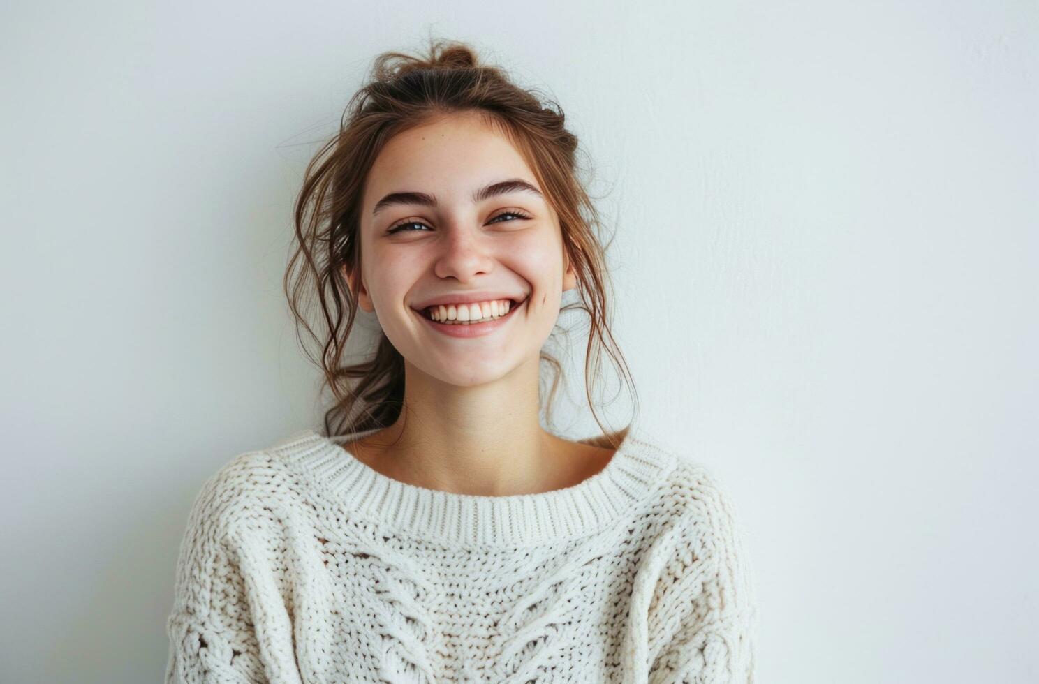 ai généré souriant content femme en riant dans studio portrait photo