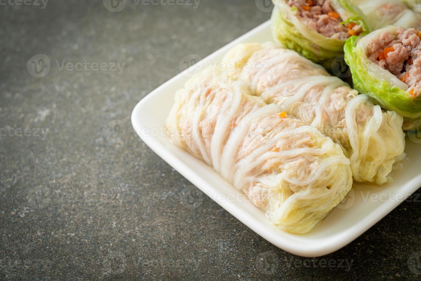 porc émincé enveloppé dans du chou chinois ou du chou à la vapeur farci de porc haché photo