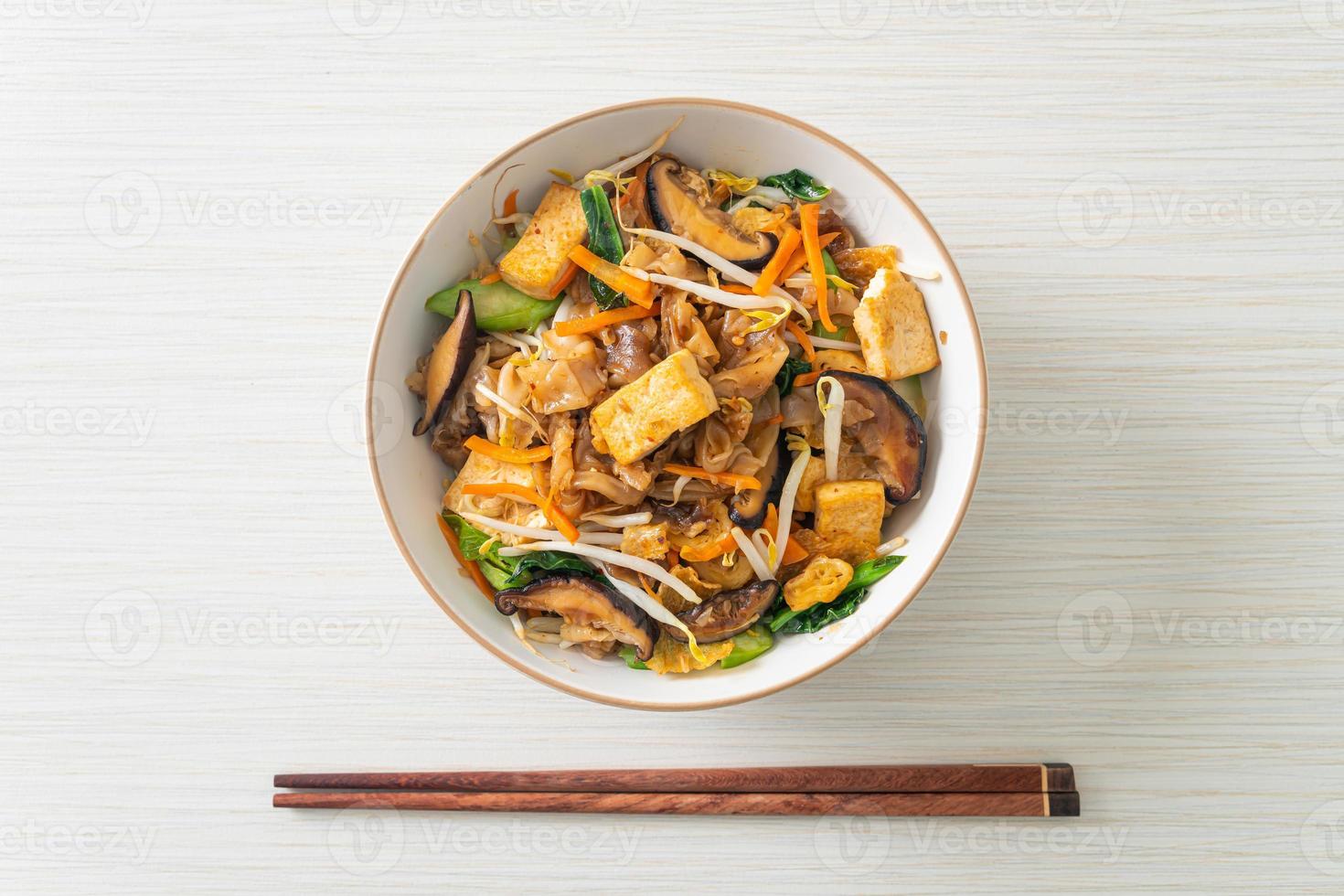 nouilles sautées au tofu et légumes photo