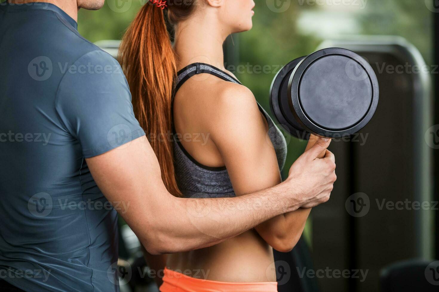 content la mignonne athlétique fille , exécuter exercice dans gymnase photo