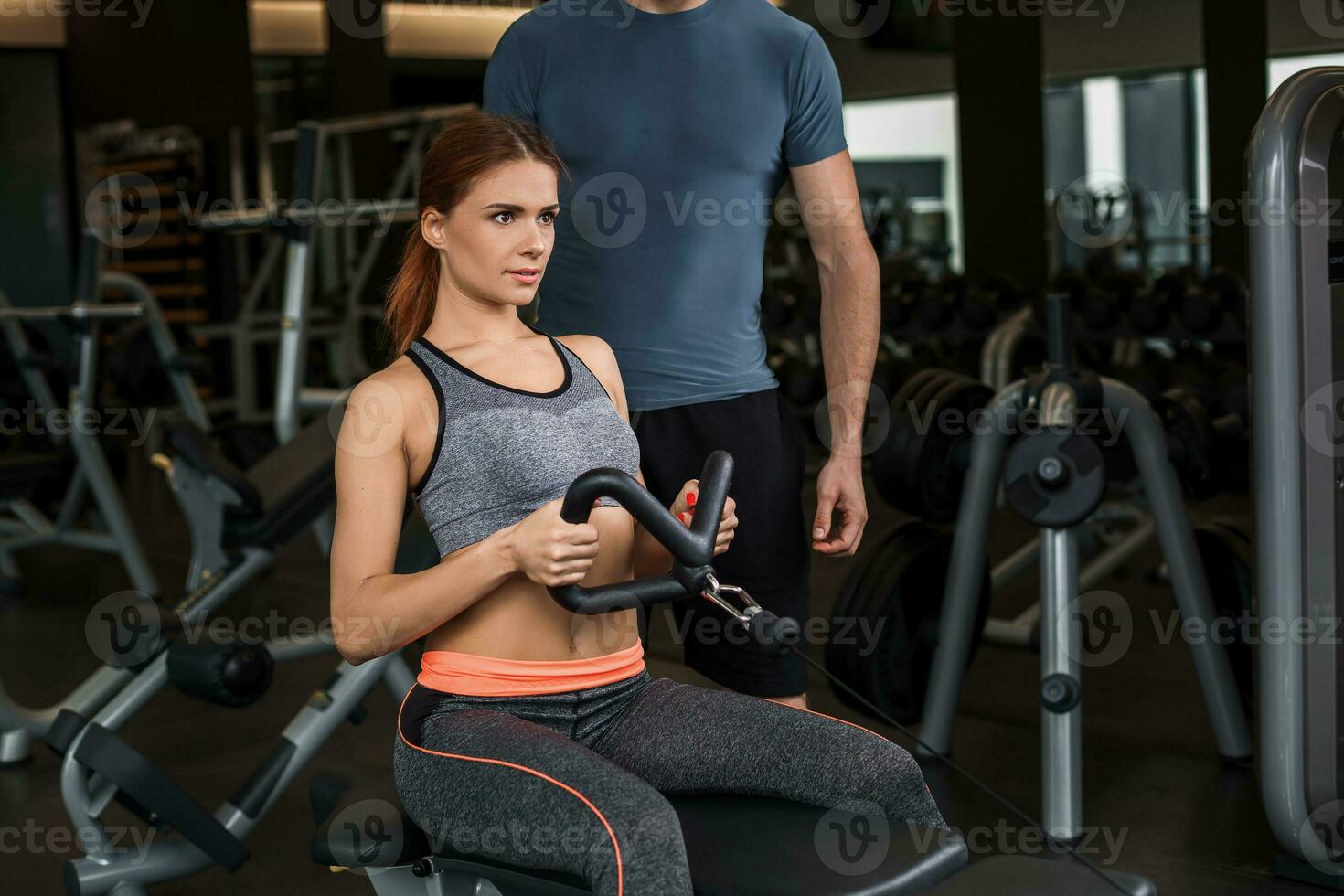 content la mignonne athlétique fille , exécuter exercice dans gymnase photo