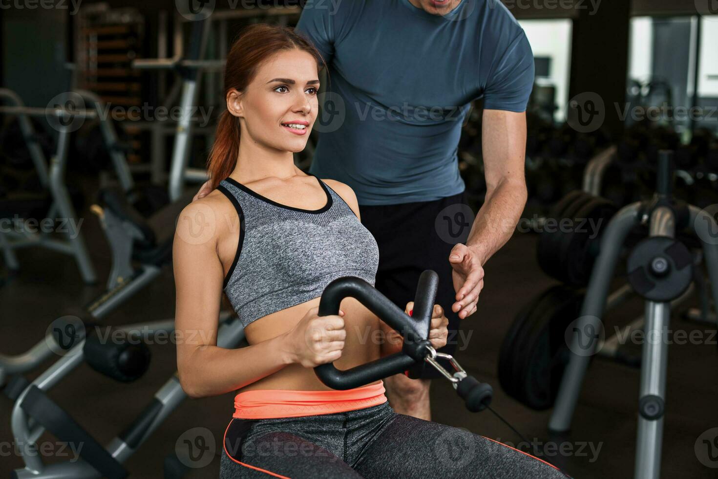 content la mignonne athlétique fille , exécuter exercice dans gymnase photo