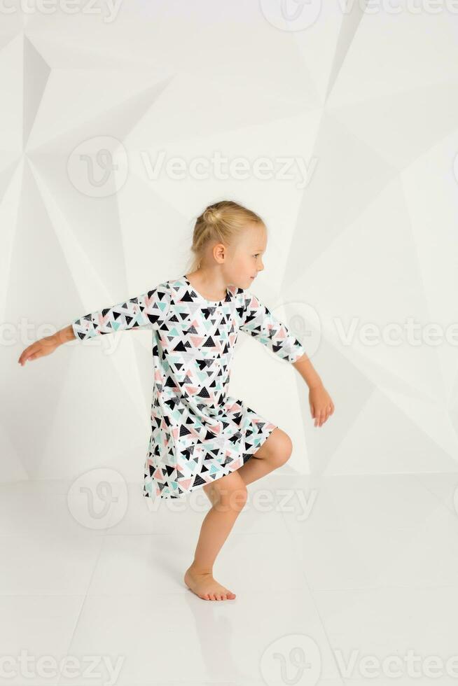 magnifique peu mode modèle sur blanc studio Contexte. portrait de mignonne fille posant dans studio photo