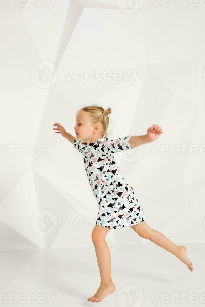 magnifique peu mode modèle sur blanc studio Contexte. portrait de mignonne fille posant dans studio photo