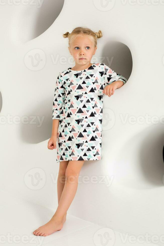 magnifique peu mode modèle sur blanc studio Contexte. portrait de mignonne fille posant dans studio photo