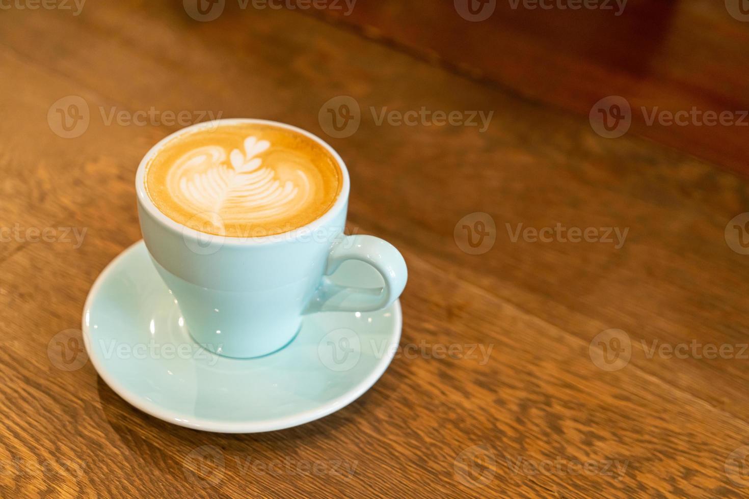 tasse de café au lait chaud sur la table photo