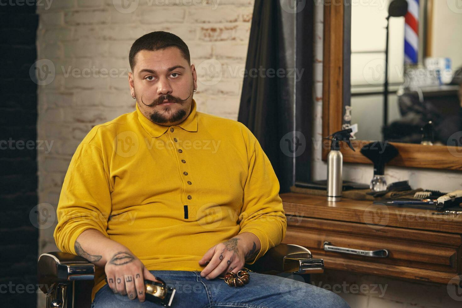 élégant coiffeur homme avec coiffure outils dans le sien mains préparer pour travail photo