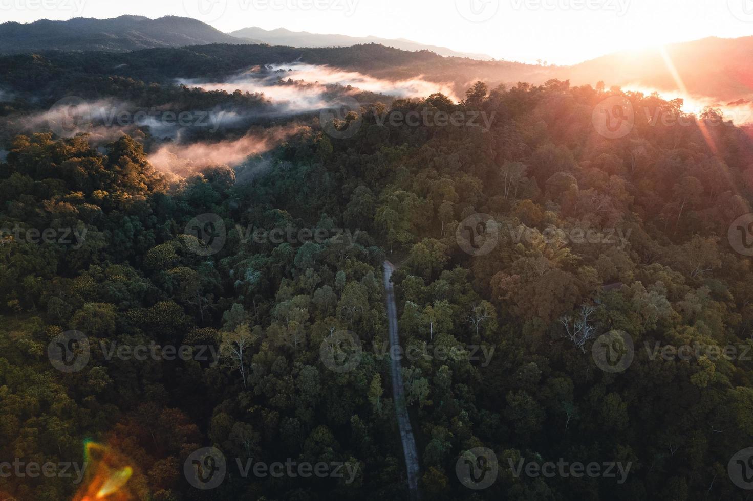 montagnes et arbres dans un village rural, grand angle le matin photo